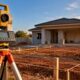 Após comprar um terreno e acompanhar a construção da casa própria de 64 m², casal descobre que o imóvel foi construído em uma propriedade vizinha e acaba diante de uma decisão judicial que determina o pagamento de mais de R$ 66 mil