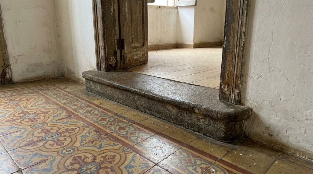 Por que as casas antigas tinham o batente da porta tão alto? A curiosidade que poucas pessoas conhecem