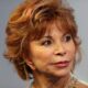 Isabel Allende, escritora chilena, sobre a memória: "As pessoas só morrem quando as esquecemos." Uma reflexão sobre como as lembranças podem atravessar o tempo e manter vivos os laços afetivos