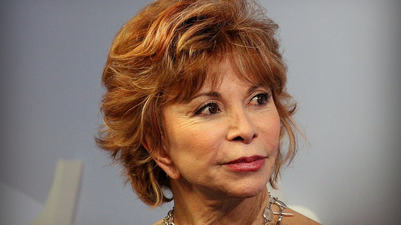 Isabel Allende, escritora chilena, sobre a memória: "As pessoas só morrem quando as esquecemos." Uma reflexão sobre como as lembranças podem atravessar o tempo e manter vivos os laços afetivos