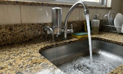 Morador troca a torneira da cozinha por um modelo com filtro e só depois percebe que a pressão da água precisa estar dentro do limite mínimo indicado pelo fabricante