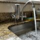 Morador troca a torneira da cozinha por um modelo com filtro e só depois percebe que a pressão da água precisa estar dentro do limite mínimo indicado pelo fabricante