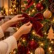 Adeus à árvore de Natal tradicional cheia de bolas coloridas e festões brilhantes: nova tendência aposta em árvores decoradas com laços de veludo, enfeites de madeira e luzes amarelas para deixar a casa mais elegante e acolhedora durante as festas de fim de ano