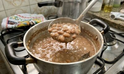 Chefs de cozinha explicam: “Para o feijão do dia anterior ficar saboroso e com o caldo na medida certa, não basta acrescentar água, é preciso prestar atenção à quantidade e ao tempo no fogo”