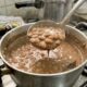 Chefs de cozinha explicam: “Para o feijão do dia anterior ficar saboroso e com o caldo na medida certa, não basta acrescentar água, é preciso prestar atenção à quantidade e ao tempo no fogo”
