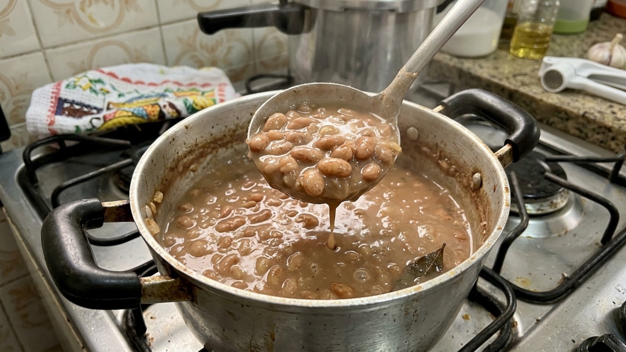 Chefs de cozinha explicam: “Para o feijão do dia anterior ficar saboroso e com o caldo na medida certa, não basta acrescentar água, é preciso prestar atenção à quantidade e ao tempo no fogo”