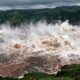 Em 1986, um lago aparentemente tranquilo liberou uma nuvem invisível de gás que matou mais de 1.700 pessoas durante a noite e transformou pequenas comunidades em cenários de uma tragédia silenciosa