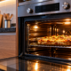 Morador instala um forno elétrico de alta potência na cozinha para preparar refeições mais rapidamente e descobre quantos watts a rede elétrica precisa suportar para evitar quedas de energia e sobrecargas perigosas