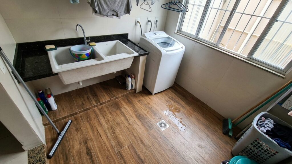 Piso laminado está perdendo espaço nas casas: moradores começam a trocar o revestimento por alternativas mais resistentes à água e que podem durar muito mais tempo