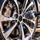 Motorista encontra manchas difíceis de remover nas rodas depois de circular por ruas movimentadas e descobre como limpar a poeira dos freios sem riscar o acabamento nem comprometer a aparência das peças
