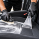Seu banco fica com manchas depois da limpeza? O truque simples para remover marcas de uso e deixar o interior do carro com aparência renovada