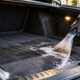 Como limpar o porta-malas do carro e eliminar restos de alimentos, líquidos derramados e odores escondidos que podem permanecer mesmo depois de uma lavagem comum