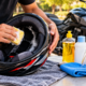 O truque caseiro que pode ajudar a limpar o capacete da moto por dentro e deixar o revestimento mais higienizado, conservado e sem aquele acúmulo de suor que aparece depois de muito tempo de uso