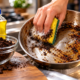 Misturar borra de café com detergente neutro e usar na limpeza de panelas engorduradas: para que serve esse método caseiro que reaproveita um resíduo do café da manhã