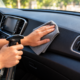 O truque que pode ajudar a limpar o painel do carro e deixar o interior mais bonito, protegido e sem aquele aspecto esbranquiçado que aparece depois de meses de exposição ao sol