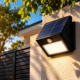 Proprietário coloca uma luminária solar no muro para aumentar a visibilidade da entrada e descobre por que a sombra de árvores e telhados pode reduzir o funcionamento do equipamento durante a noite