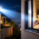 Vizinho instala refletores potentes para iluminar a garagem, mas a luz atravessa as cortinas dos quartos da família durante toda a madrugada e transforma uma simples escolha de iluminação em um conflito entre moradores