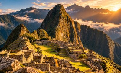 Erguida na Antiguidade, a cidade de Machu Picchu atravessou séculos de isolamento nas montanhas, deixou de ser ocupada por seus antigos habitantes e continua como um dos sítios arqueológicos mais importantes da história dos incas, com construções de pedra adaptadas ao relevo dos Andes