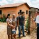 Família vive há 5 anos em terreno abandonado, investe R$ 80 mil na construção de uma casa simples e antigo dono reaparece exigindo a saída imediata