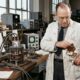 Em 1945, um engenheiro percebeu que uma barra de chocolate derreteu em seu bolso enquanto testava um radar, acabou inventando o forno de micro-ondas e recebeu apenas 2 dólares da empresa pela descoberta