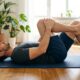 Nem repouso absoluto nem esforço excessivo: 4 exercícios simples podem ajudar a aliviar a dor ciática e favorecer a recuperação com orientação adequada