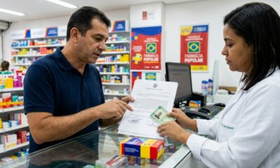 Filho tenta retirar remédio gratuito para o pai acamado, mas atendente diz que só o próprio paciente pode buscar e ele descobre que a lei permite a retirada por um representante com a documentação correta
