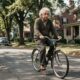 Albert Einstein, físico alemão, sobre a vida: “A vida é como andar de bicicleta. Para manter o equilíbrio, é preciso continuar em movimento.” Uma reflexão sobre como seguir em frente mesmo nas fases instáveis