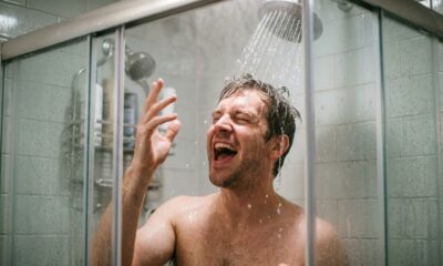 A psicologia afirma que cantar no banho pode ajudar algumas pessoas a relaxar, melhorar o estado de ânimo e se expressar com menos medo de julgamento