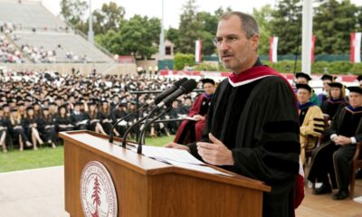 Steve Jobs, fundador da Apple, sobre escolhas: “Você não consegue ligar os pontos olhando para a frente, apenas olhando para trás.” Uma reflexão sobre decisões que só fazem sentido anos depois
