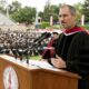 Steve Jobs, fundador da Apple, sobre escolhas: “Você não consegue ligar os pontos olhando para a frente, apenas olhando para trás.” Uma reflexão sobre decisões que só fazem sentido anos depois