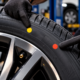 Antes de trocar os pneus do carro, conheça o significado dos pontos amarelos e vermelhos na borracha e descubra por que esse detalhe costuma passar despercebido até por muitos motoristas