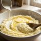 Chefs de cozinha explicam: "Para o purê ficar cremoso, não bata a batata no liquidificador, amasse ainda quente para evitar textura grudenta"