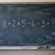 Resolva 8 + 2 × 5 − 6 ÷ 3 sem calculadora: a maioria dos adultos erra no segundo passo porque esquece uma regra aprendida na escola