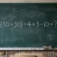 A matemática não mudou, mas esta expressão ainda confunde muita gente: (50 + 30) ÷ 4 × 3 − 10