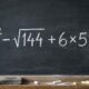 A expressão 8² − √144 + 6 × 5 parece fácil, mas só chega ao resultado certo quem respeita a ordem das operações
