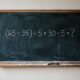 Sem calculadora, prove que ainda lembra da matemática básica: (65 – 35) ÷ 5 × 30 – 5