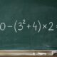 100 − (3² + 4) × 2 parece matemática básica, mas exige atenção redobrada para não errar antes de chegar à última operação
