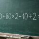 Resolva 70+ 80 × 2 − 10 ÷ 2 sem calculadora: a maioria dos adultos erra no segundo passo porque esquece uma regra aprendida na escola