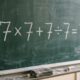 Nem todo mundo consegue chegar ao resultado certo de 7 × 7 + 7 ÷ 7 de primeira
