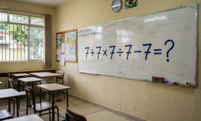 Só adultos que aprenderam essa regra na escola conseguem acertar 7 + 7 × 7 ÷ 7 − 7?