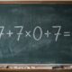 Parece uma conta de criança, mas o zero confunde quem esquece a regra: 7 + 7 × 0 + 7