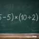 Se você lembra das aulas de matemática, resolva: (35 − 5) × (10 ÷ 2)