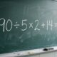 O teste de matemática que mexe com o orgulho de quem sempre tirou nota 10 na escola: 90 ÷ 5 × 2 + 14
