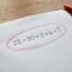Quem estudou matemática na escola deveria resolver: 22 − 20 ÷ 2 × 6