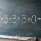 Você tem 15 segundos para resolver esta conta sem calculadora: 18 ÷ 3 × 2 + 4