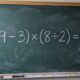 Se você lembra das aulas de matemática, resolva: (9 − 3) × (8 ÷ 2)