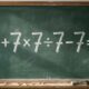 Só aparecem números 7, mas a resposta depende de uma regra que muita gente esquece: 7 + 7 × 7 ÷ 7 − 7