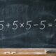 Muitos adultos erram esta conta por causa de um detalhe: 5 + 5 × 5 − 5