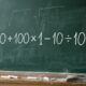 Resolva 100+ 100 × 1 − 10 ÷ 10 sem calculadora: a maioria dos adultos erra no segundo passo porque esquece uma regra aprendida na escola