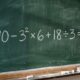 90 − 3² × 6 + 18 ÷ 3 parece uma conta simples, mas a potência pode enganar quem tenta resolver tudo de cabeça
